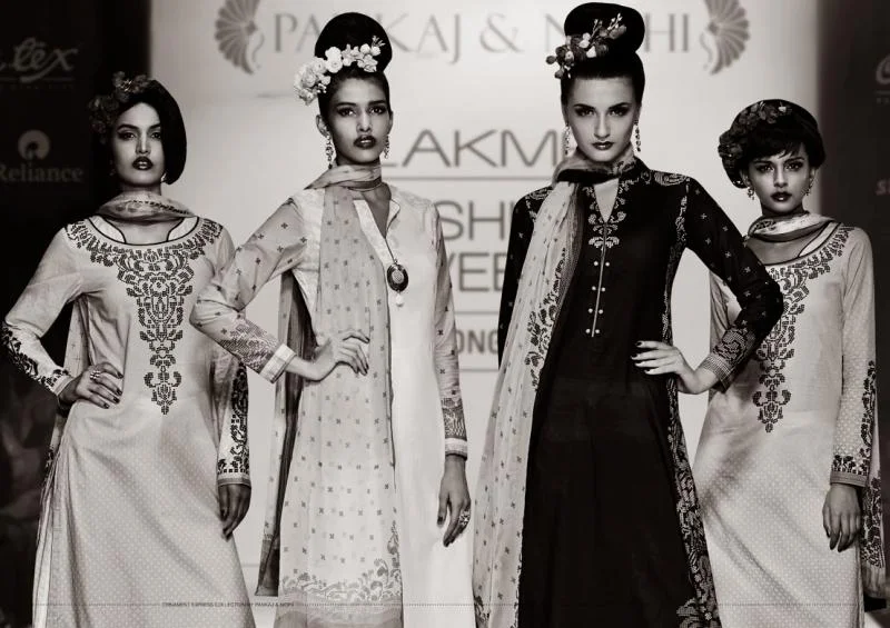 MTkwODA=/mediabank/images/products/FashionoftheweekLaxmeDesignersalwarkameezstraigntsuitwithbellbottompantgeorgettedupattadeisgnerprintsatfrontback398646719_19080.webp