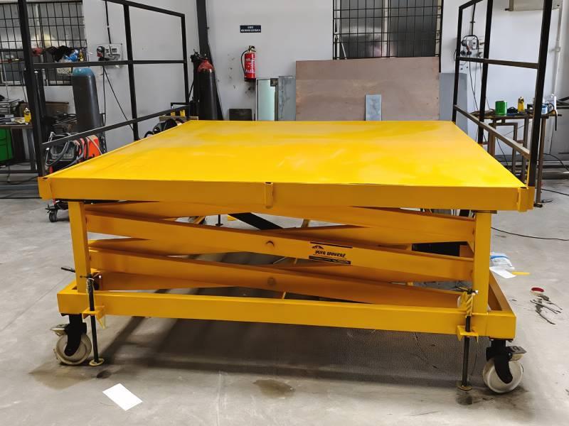 Electric scissor lift