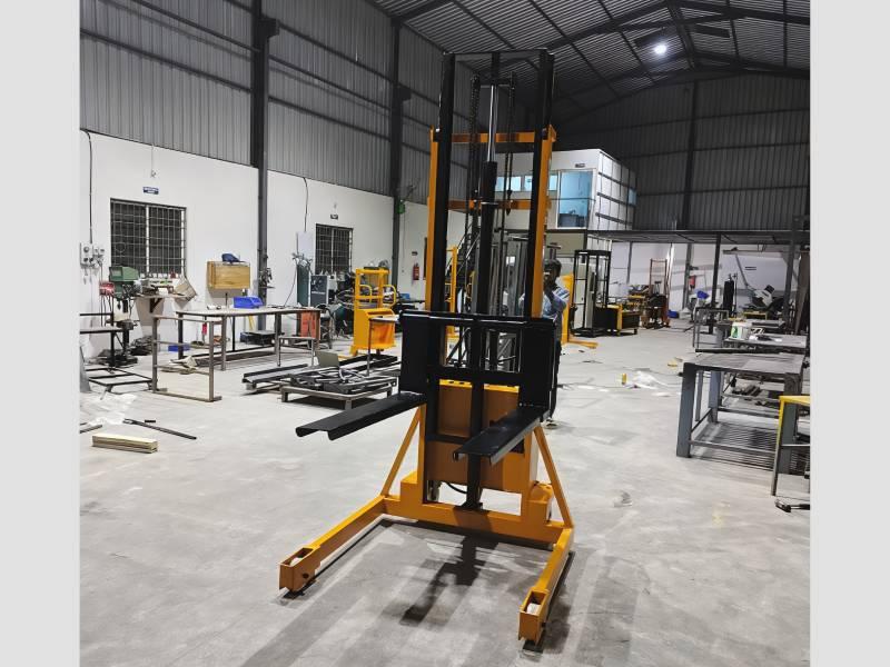 Staddle Semi Electric Stacker