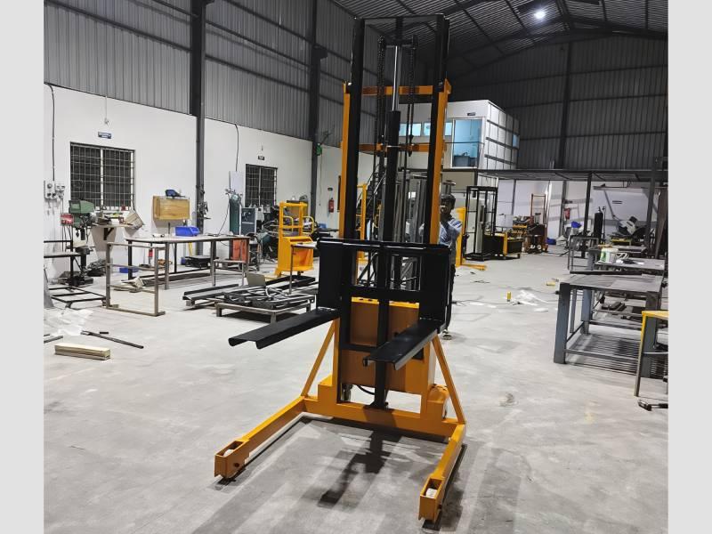 Straddle Semi Electric Stacker