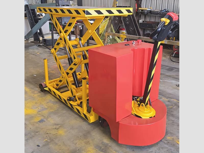 Traction scissor lift