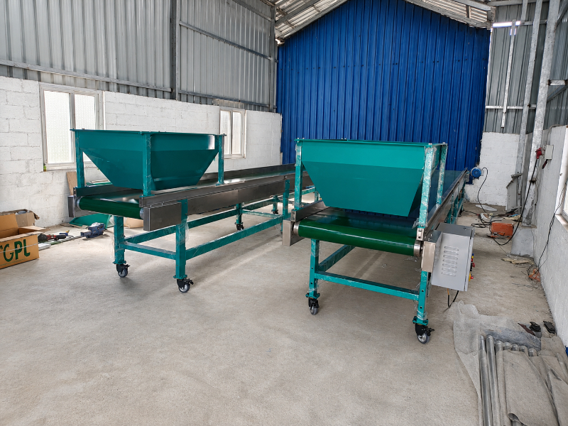 Flat Belt Conveyor With Hopper