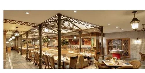 Restaurant Pole with Dual-Arm Street Lighting for Outdoor Dining