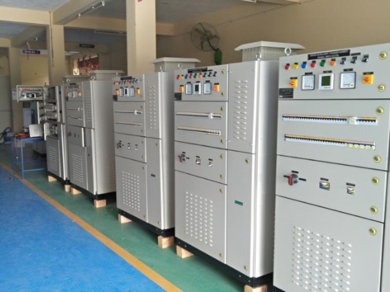 Power distribution panels