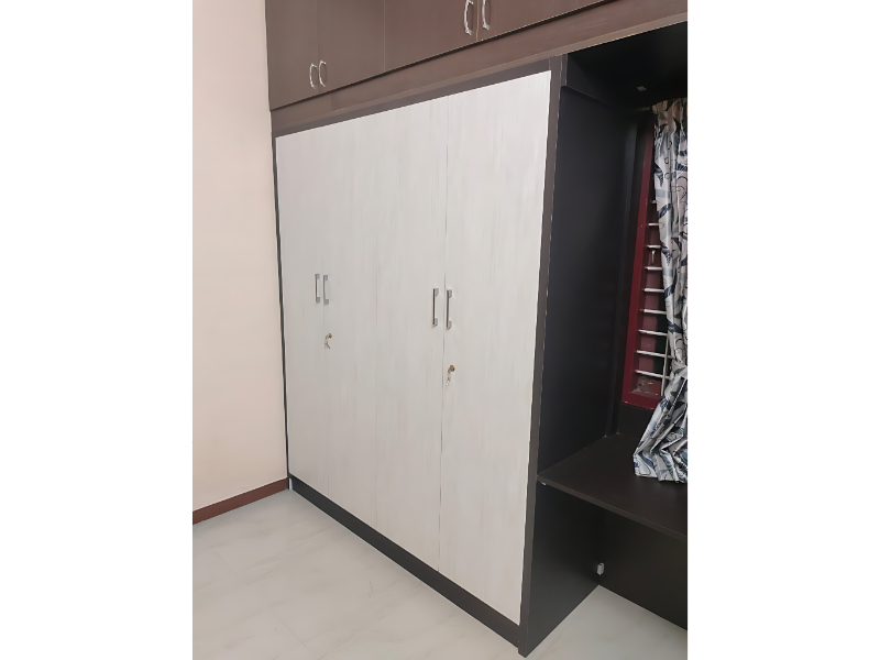 Linear Study Cubicle Workstation With Glass Partition Panels And Storage Units