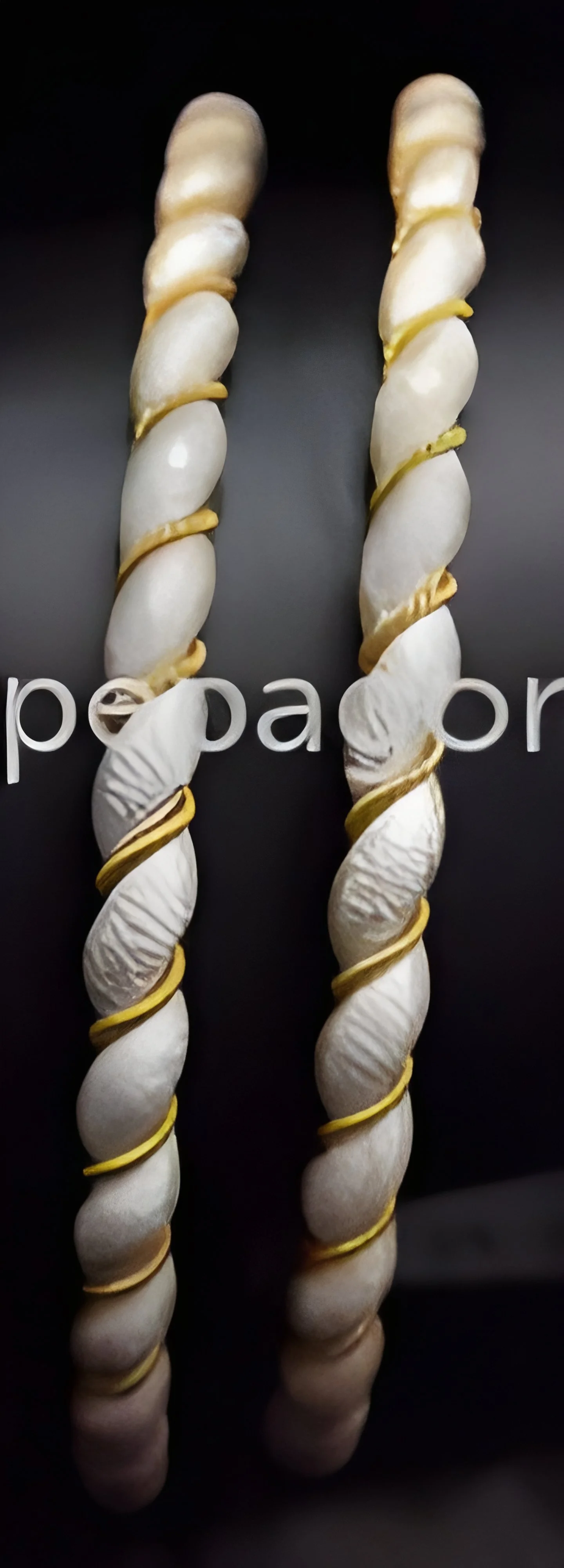 resizeImages/MTgwMTY=/mediabank/images/products/GoldandSilverBangles1216285603_18016.webp
