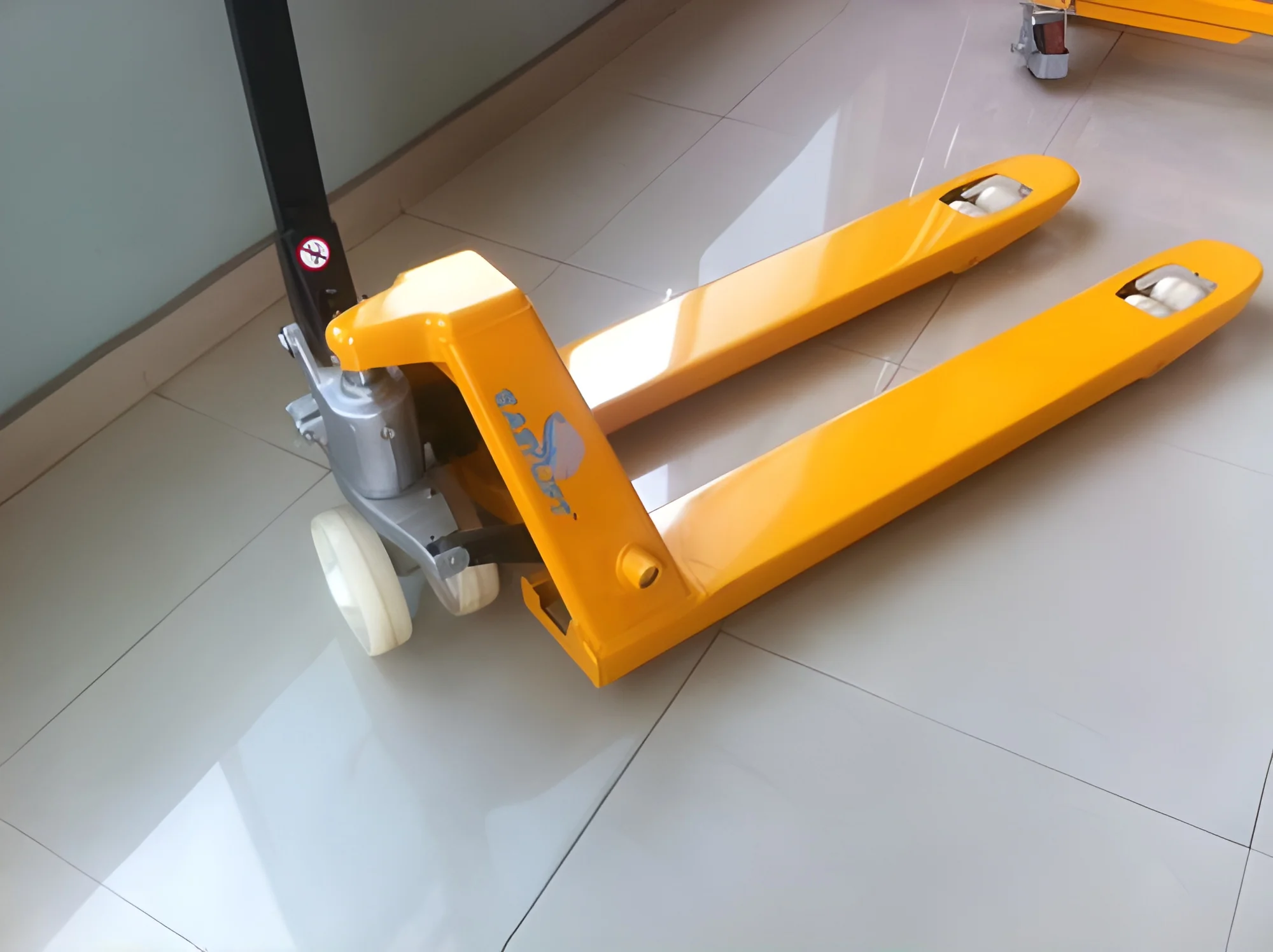 resizeImages/MjA2NDI2/mediabank/images/products/HydraulicHandPalletTruck992464130_206426.webp