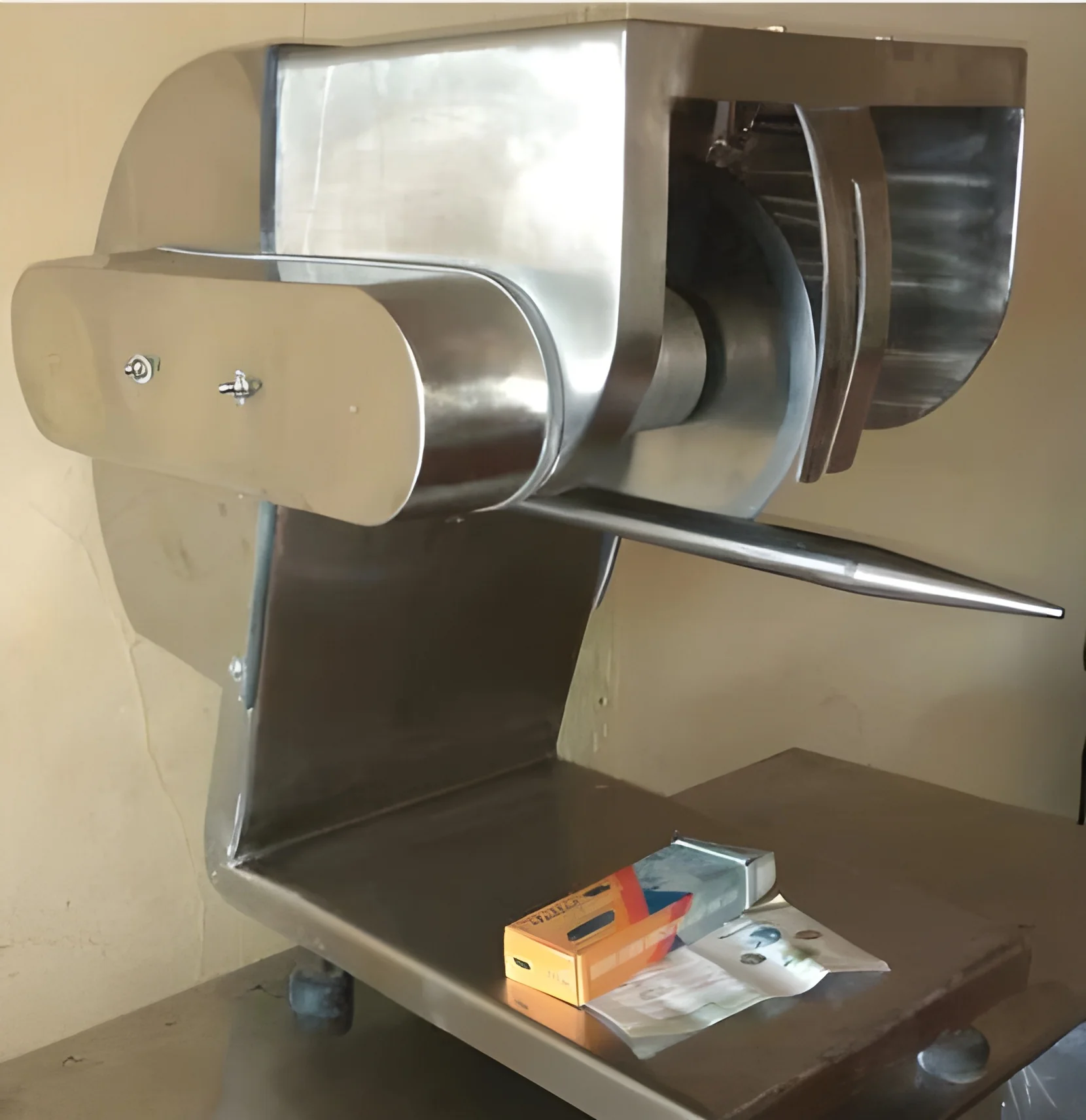 resizeImages/MjA5MjIz/mediabank/images/products/ManualChickenCuttingMachine515927184_209223.webp