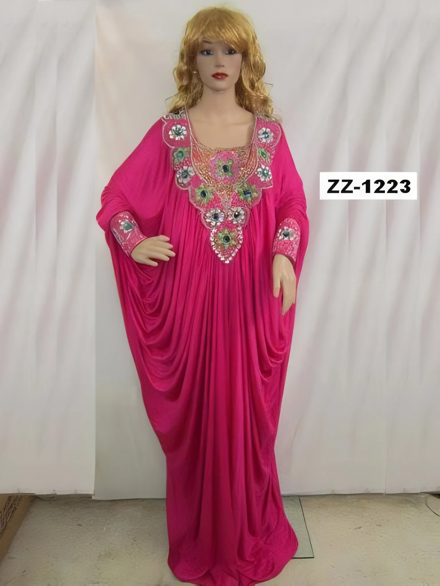 resizeImages/MjM4MDU=/mediabank/images/products/MoroccanKaftan393760168_23805.webp