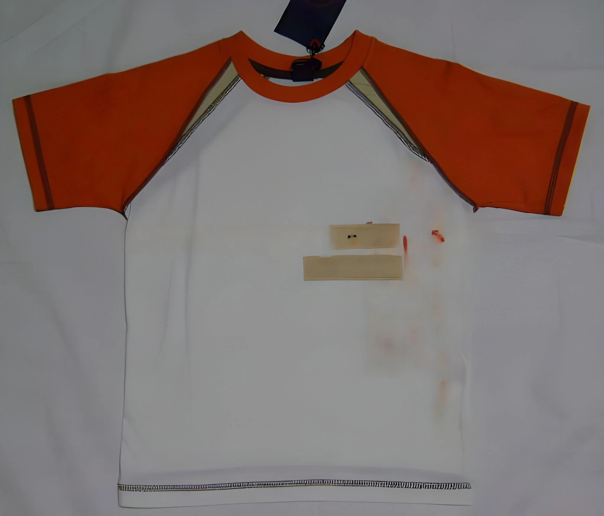 resizeImages/MjQwMzc=/mediabank/images/products/RedWithWhiteColorTShirt468047878_24037.webp