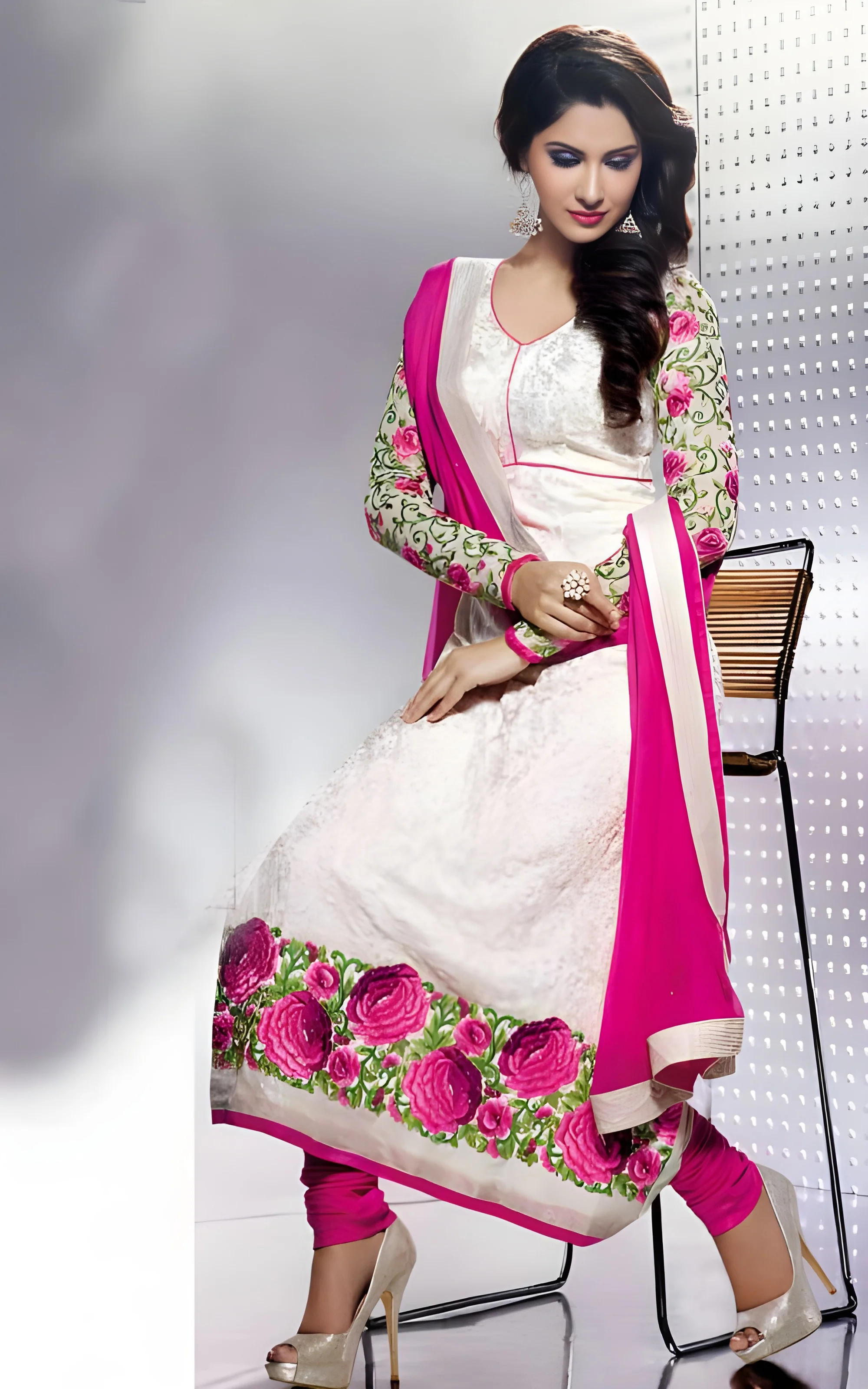 resizeImages/MjY3MTQ=/mediabank/images/products/EmbroideryChudidarSuit995807888_26714.webp