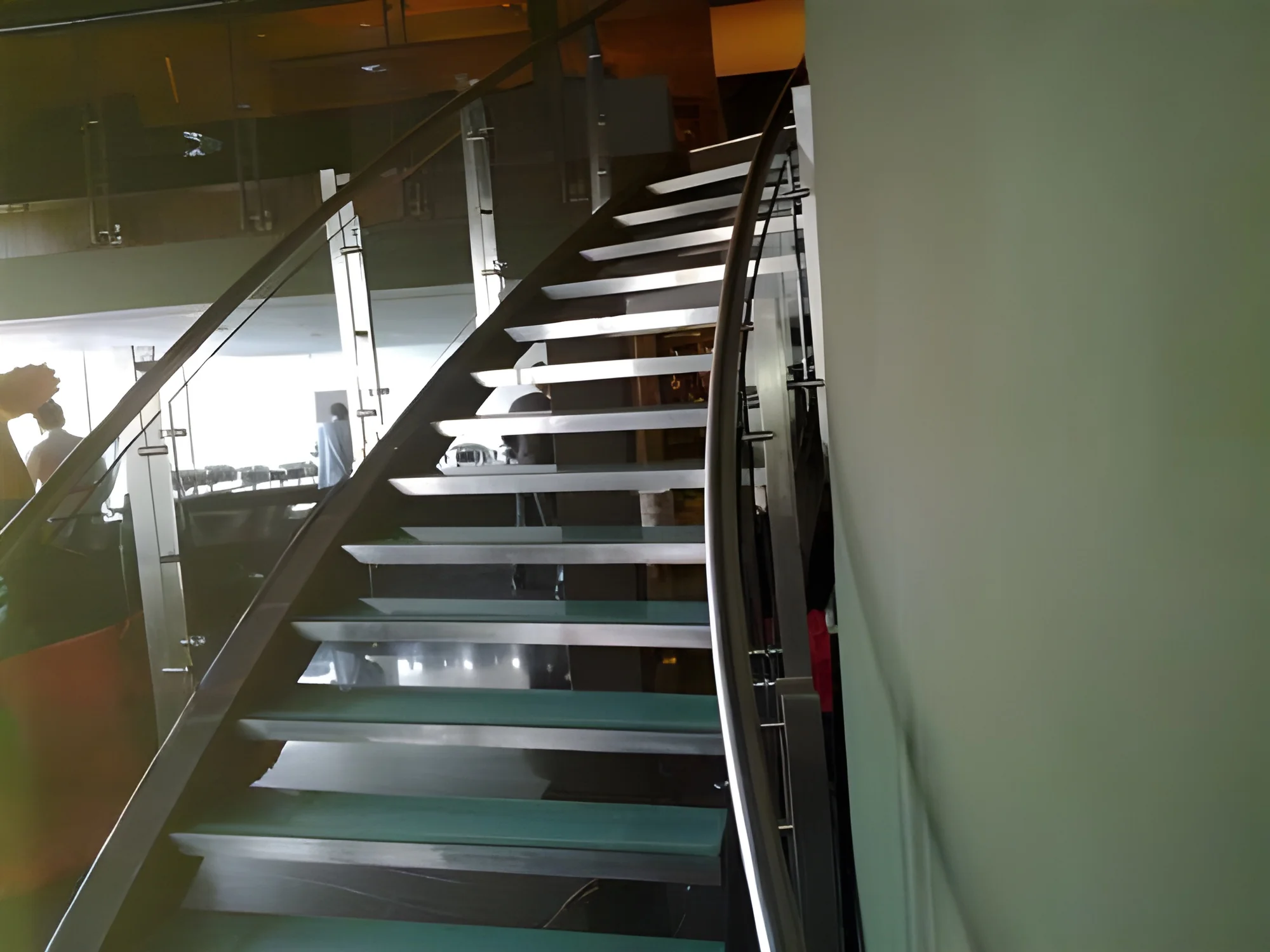 resizeImages/NDkzMA==/mediabank/images/products/ModernStainlessSteelGlassStaircases968333986_4930.webp