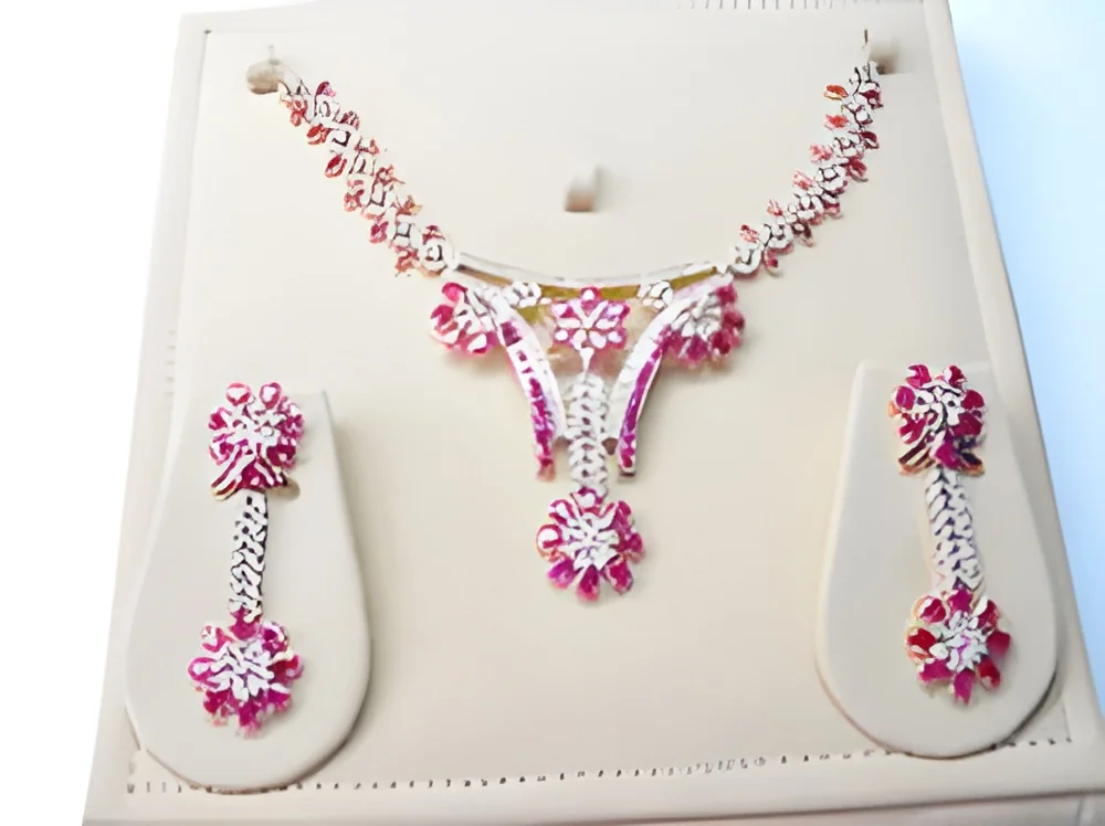 resizeImages/NTgxNQ==/mediabank/images/products/DiamondRubyNecklace-3100131674235_5815.webp